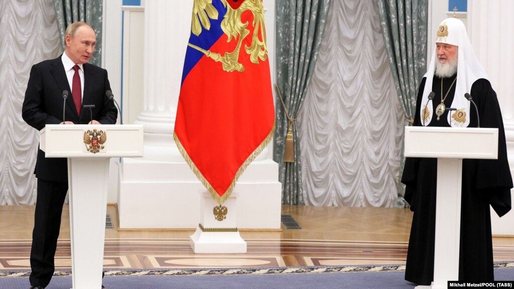 Президент Росії Володимир Путін (ліворуч) під час нагородження Московського патріарха Кирила орденом Андрія Первозданного. Москва, 20 листопада 2021 року