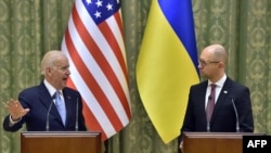 Прем’єр-міністр України Арсеній Яценюк (праворуч) і віце-президент США Джозеф Байден. Київ (архівне фото)
