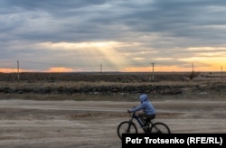 Мальчик катается на велосипеде в поселке Улькен Алматинской области. 13 апреля 2019 года.