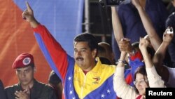 Венесуэла президенттігінен үміткер Николас Мадуро (ортада) сайлау қорытындысынан соң жақтастарымен кездесуде. Каракас, 15 сәуір 2013 жыл.