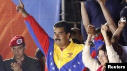 Кандидат в президенты Николас Мадуро вместе с женой Силией Флорес празднуют победу на президентских выборах в Венесуэле. Каракас, 14 апреля 2013 года.