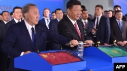 Президент Китая Си Цзиньпин (справа) и президент Казахстана Нурсултан Назарбаев на церемонии запуска линии контейнерных перевозок из Китая в Европу через Казахстан. Астана, 8 июня 2017 года.
