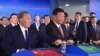 Лидер Китая Си Цзиньпин (справа) и его казахстанский коллега Нурсултан Назарбаев переключают символический рычаг во время церемонии открытия маршрута железнодорожных контейнерных перевозок из Западного Китая в Западную Европу. Астана, 8 июня 2017 года.