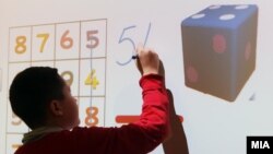 Електронска интерактивна табла во училиште во Скопје