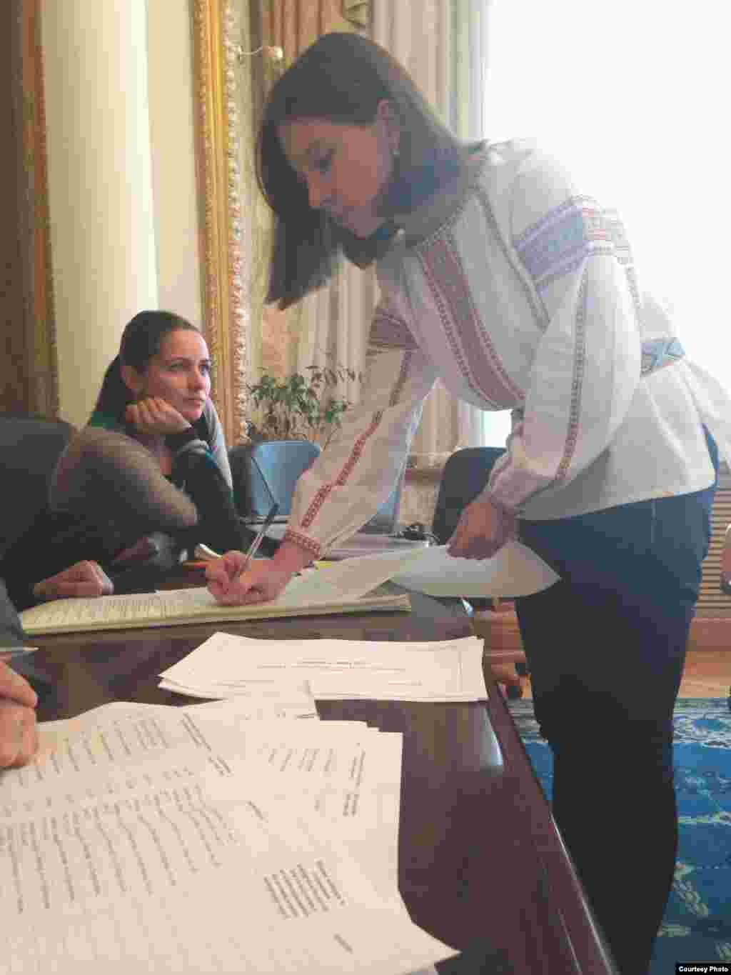 Молодая женщина в вышиванке, традиционной украинской рубашке. Голосование на избирательном участке в посольстве Украины в Астане. 26 октября 2014 года. Фото пресс-службы посольства Украины.