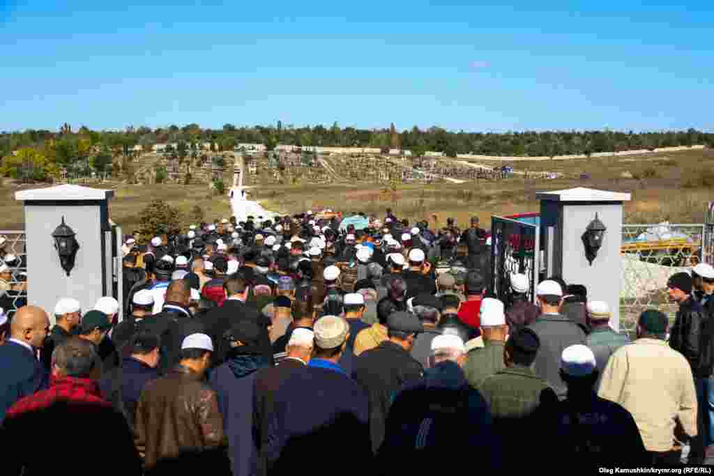 Часть людей ждали на кладбище, общее количество крымских татар, пришедших проститься было около полутысячи 