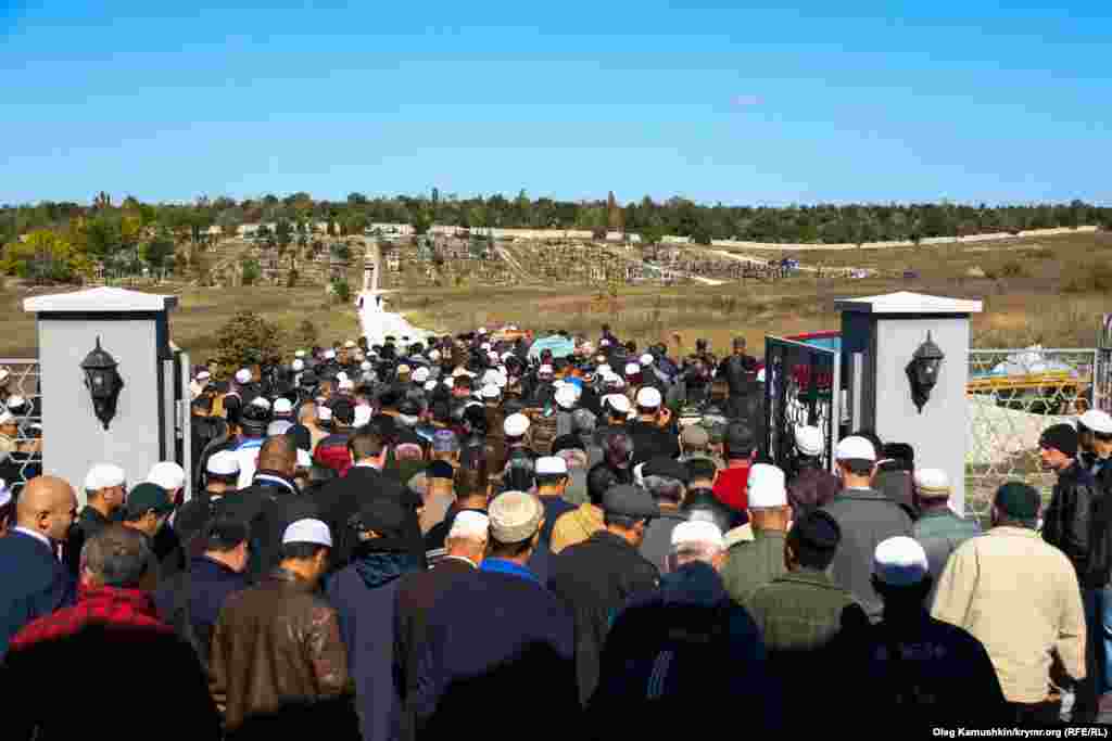 Toplanğanlarnıñ bir qısımı qabristanda bekley edi, umumen alğanda insanlarnıñ sayısı yarım biñge yetti
