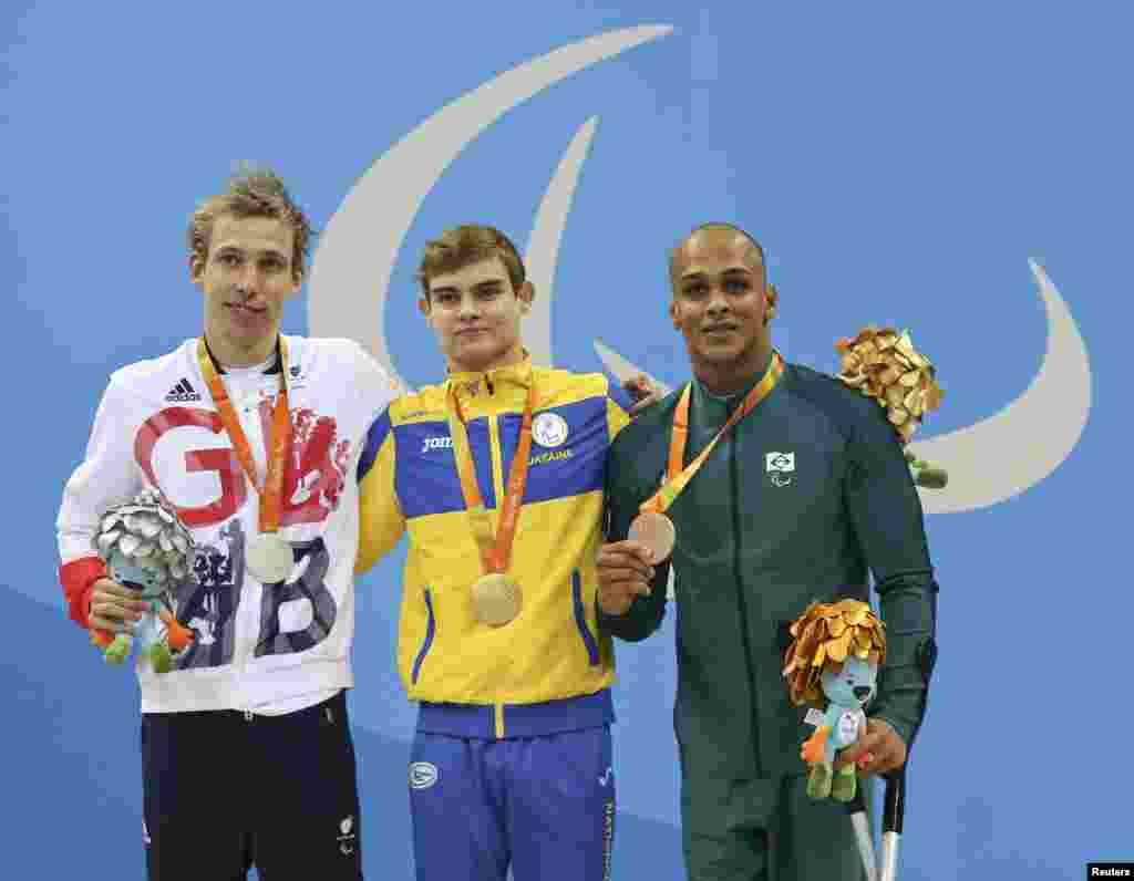 Церемонія нагородження призерів у плаванні на дистанцію 100 метрів на спині&nbsp;(зліва направо): Джонатан Фокс, срібло (Велика Британія), Євгеній Богодайко, золото (Україна), та Італо Перейро, бронза (Бразилія). Ріо-Де-Жанейро, 8 вересня 2016 року&nbsp;