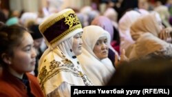 Жоолук күнүнүн урматына Ош шаарында уюштурулган иш-чара. 2-февраль, 2020-жыл. Элечек оронгон жана жоолук салынган аялдар.