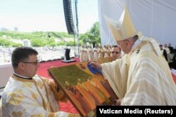 Papa Francisc sfințește icoana cu cei șapte episcopi martiri, beatificați la Blaj, România, 2 Iunie, 2019.