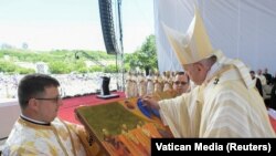 Papa Francisc sfințește icoana cu cei șapte episcopi martiri, beatificați la Blaj.