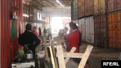 Основными покупателями на вещевом оптовом рынке Карасу на юге Кыргызстана, торговля на котором в эти дни «остановилась», были узбекистанцы.