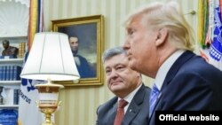 دونالد ترمپ رئیس جمهور ایالات متحدۀ امریکا با همتای اوکراینی اش پترو پروشنکو در قصر سفید