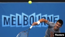 Один із найкращих тенісистів світу серб Новак Джокович подає на відкритому чемпіонаті Австралії (архівне фото) 