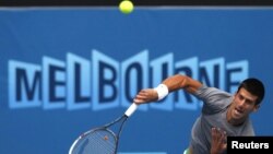 Сербский теннисист проводит тренировку на турнире Australian Open. Мельбурн, 13 января 2012 года. 