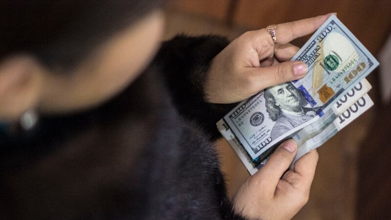 Доллардын наркын кармоо үчүн Улуттук банк апта бою интервенция жасады

