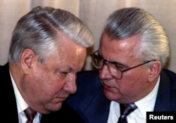 Тодішній президент Росії Борис Єльцин (ліворуч) слухає тодішнього президента України Леоніда Кравчука, 16 квітня 1993 року