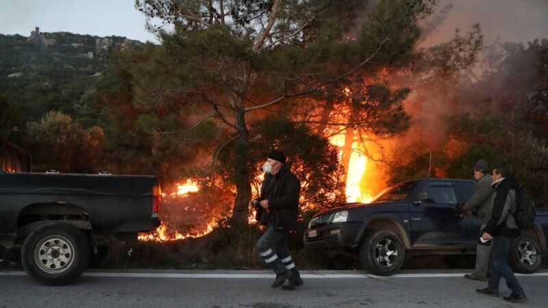 Во Грција трет ден пожари, спасено местото на древните Олимписки игри
