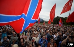 Флаги "Новороссии" и СССР на митинге в Донецке, 8 сентября 2014 года