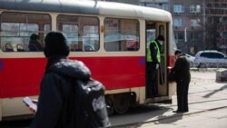 Поліція перевіряє документи на вході в громадський транспор у Києві, 24 березня 2020 року