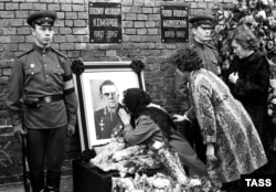 Komarov's funeral near the Kremlin wall on April 26, 1967