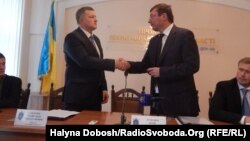 Генеральний прокурор Юрій Луценко (п) представляє нового прокурора Івано-Франківської області Олександра Стратюка, Івано-Франківськ, 16 липня 2016 року 