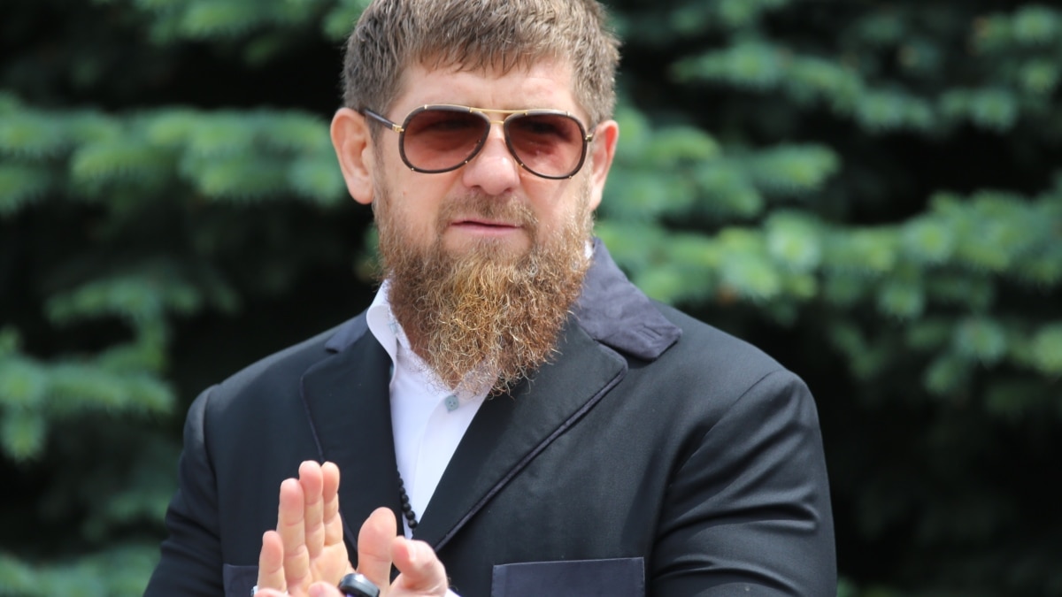 Kadyrov having about as much fine motor skills as a potato signing