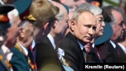 Президент России Владимир Путин (третий справа), по его левую руку — президент Казахстана Касым-Жомарт Токаев на параде Победы в Москве. 24 июня 2020 года.