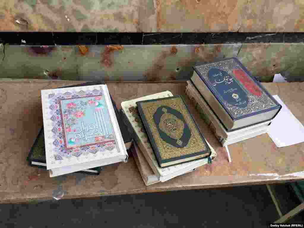 Экземпляры Корана в соборной мечети Шираза