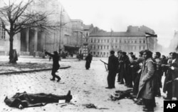 Будапешт, 1956 рік Угорська революція проти комуністичної диктатури і спротив радянській армії, яку СРСР надіслав придушити повстання.