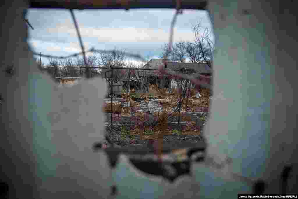 Обугленные остатки дома в Дебальцево. Сотни зданий в городе были повреждены во время вооруженного противостояния.