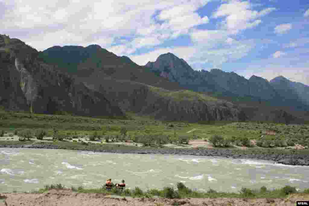 Russia – Altay region, river, landscape, boat, rafting, forest, 10Jun2008