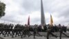 У центрі Києва штовхаються і сваряться націоналісти й учасники акції «Безсмертний полк»