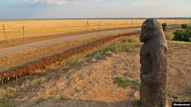 Давня кам’яна статуя жінки в заповіднику