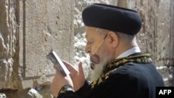 ILiderul ultra-ortodox, rabinul Ovadia Yosef rugîndu-se la Zidul Plîngerii în 2003
