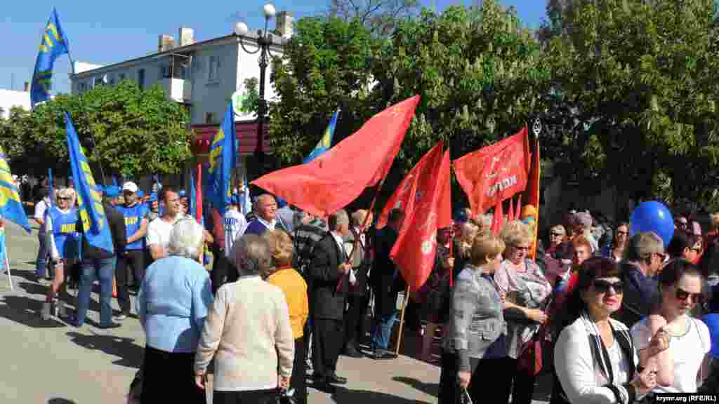 Перед початком ходи учасники вишикувалися в колону на вулиці Карла Маркса. Людей групували за партійною ознакою, були також трудові колективи та навчальні заклади.