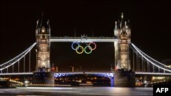 Ura londineze Tower Bridge e stolisur me rrathët olimpikë
