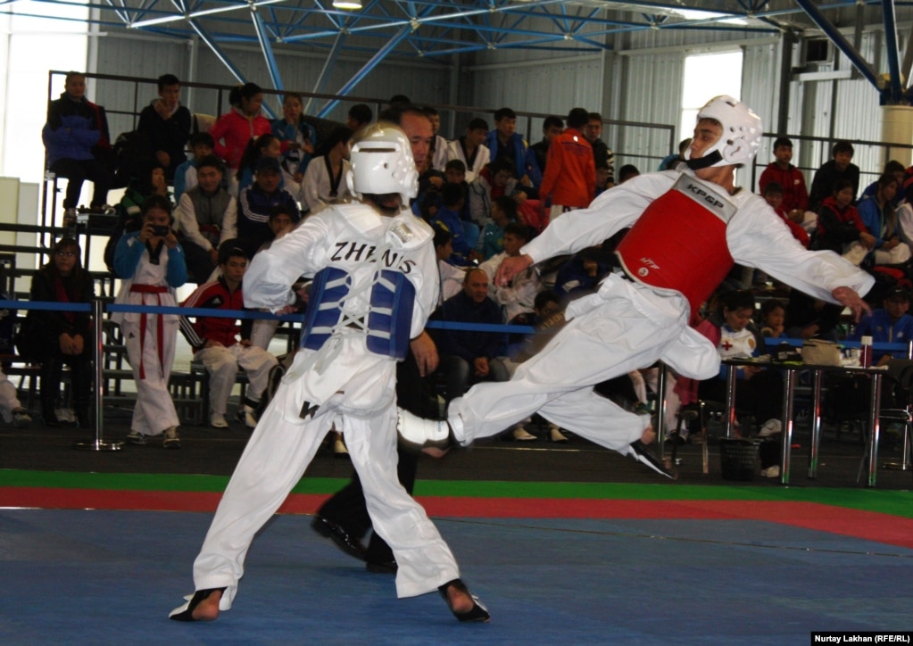 Mwstafa Öztüriktiñ 60 jıldığına arnalğan taekvondo (WTF) jarısına qatısuşılar. Almatı, 11 qazan 2014 jıl.