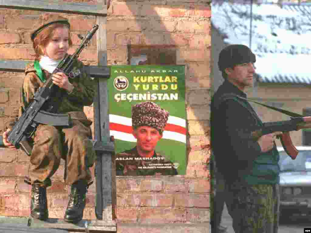Чеченская девочка с автоматом Калашникова, 22 января 1997 