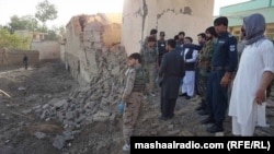 لوګر کې پر پولیس مرکز تر ځانمرګي موټربم برید وروسته چارواکي د ځای لیدنه کوي. ۳۰ مې ۲۰۱۸