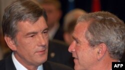 Viktor Iușcenko, alături de președintele George W Bush, la o runiune NATO, la București (2008)