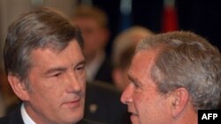 بوش و رئیس جمهوری اوکراین(عکس:AFP)