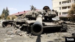 Подбитый танк грузинской армии на развалинах города Цхинвали. 14 августа 2008 года.
