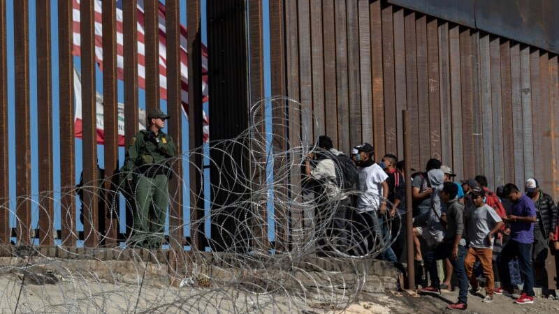 Најмалку 40.000 мигранти меѓу САД и Мексико