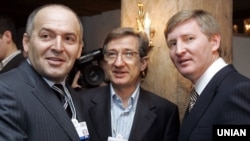 Віктор Пінчук (ліворуч), Сергій Тарута (посередині) і Рінат Ахметов (праворуч). Давос, 25 січня 2008 року