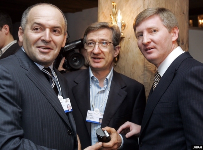 Підприємці Віктор Пінчук (ліворуч), Сергій Тарута (посередині) і Рінат Ахметов (праворуч). Давос, 25 січня 2008 року