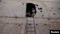 Luptători ai Armatei Libere Siriene într-un punct de supraveghere la Deir al-Zor