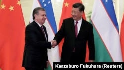Президент Узбекистана Шавкат Мирзияев (слева) и президент Китая Си Цзиньпин (справа), Пекин, 25 апрель, 2019