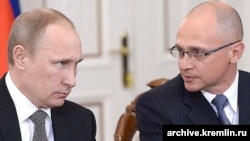 Владимир Путин и Сергей Кириенко, первый заместитель главы администрации президента, в ведении которого находятся вопросы внутренней политики
