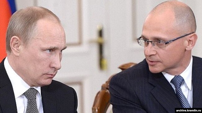 Владимир Путин и Сергей Кириенко, первый заместитель главы администрации президента, в ведении которого находятся вопросы внутренней политики